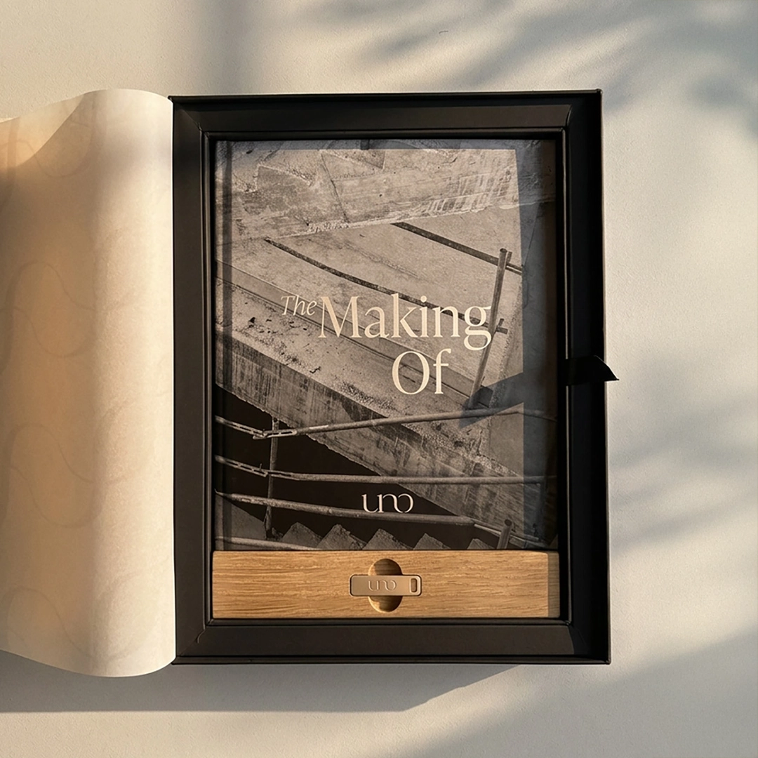 LinassiCo | UNO Marbella | Brochure in Box